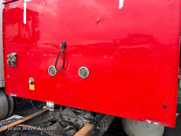 image for item LD9308 1998 International  9400 semi truck