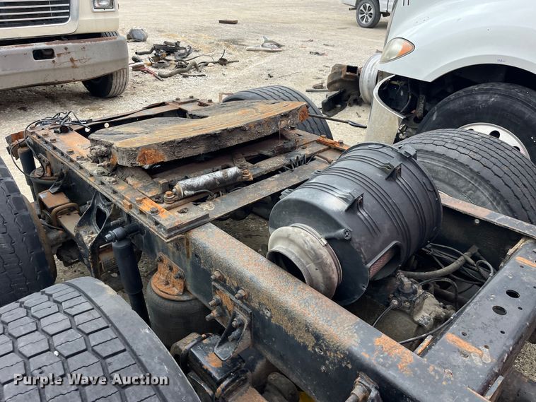 image for item LD9308 1998 International  9400 semi truck