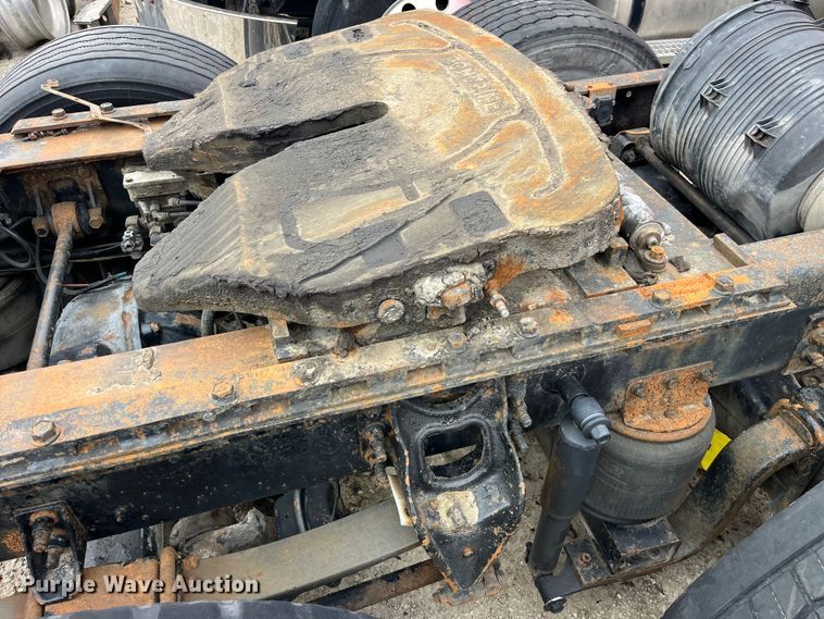 image for item LD9308 1998 International  9400 semi truck