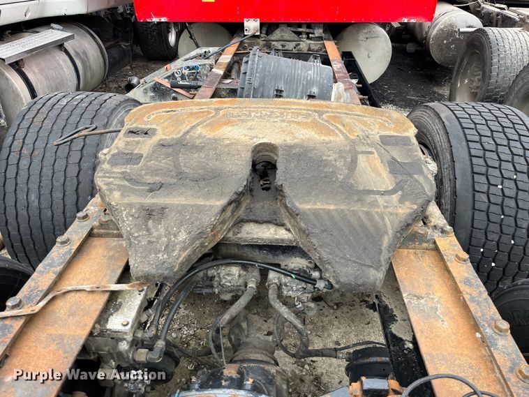 image for item LD9308 1998 International  9400 semi truck