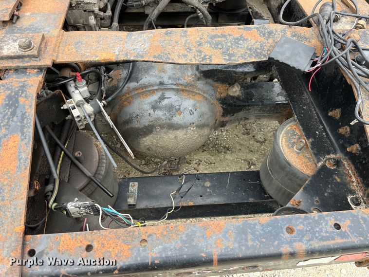 image for item LD9308 1998 International  9400 semi truck