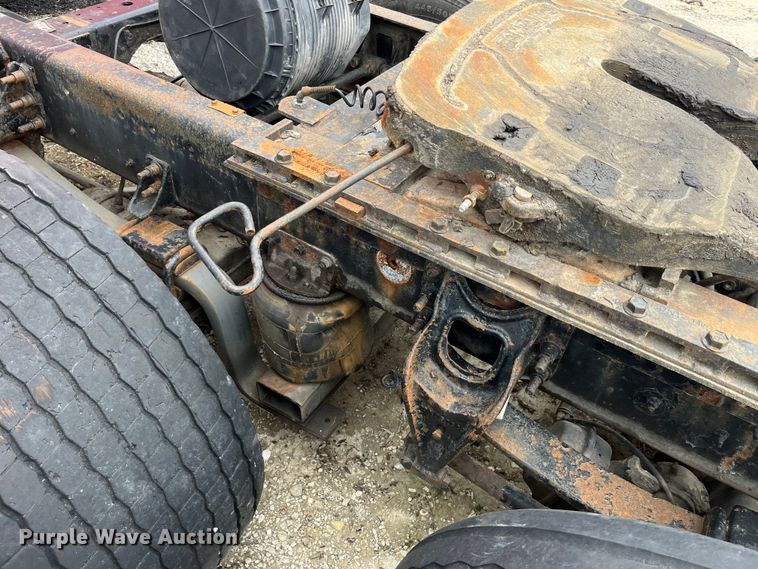 image for item LD9308 1998 International  9400 semi truck