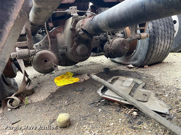 image for item LD9308 1998 International  9400 semi truck