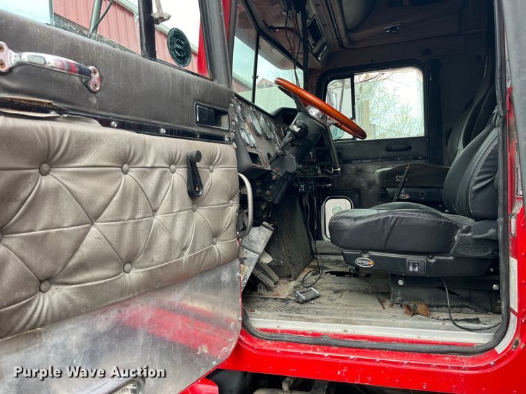 image for item LD9308 1998 International  9400 semi truck