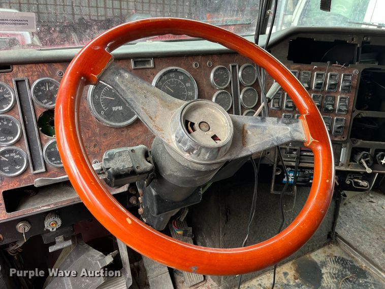 image for item LD9308 1998 International  9400 semi truck