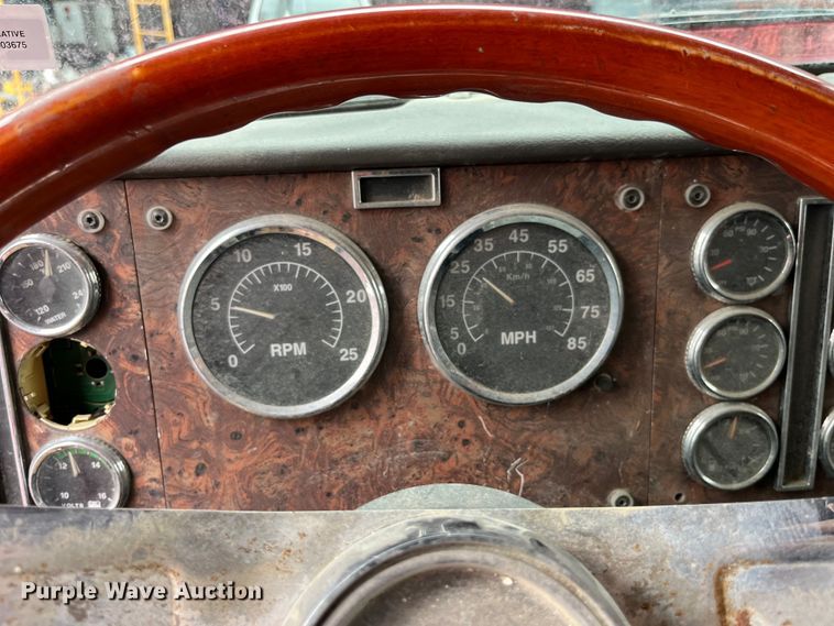 image for item LD9308 1998 International  9400 semi truck