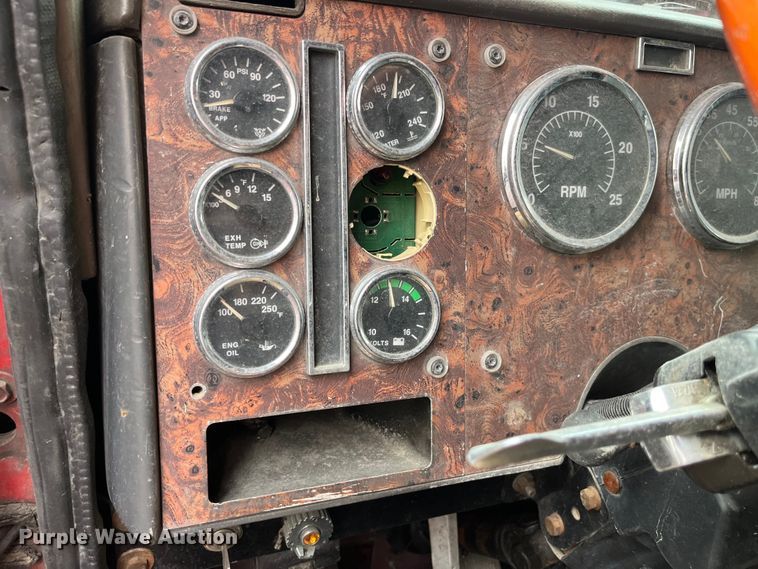 image for item LD9308 1998 International  9400 semi truck