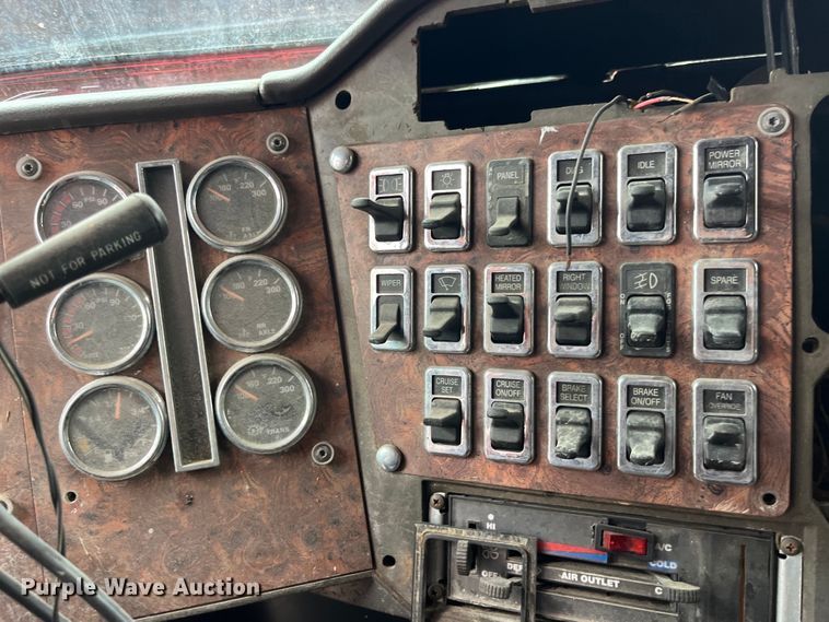 image for item LD9308 1998 International  9400 semi truck