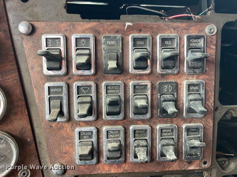 image for item LD9308 1998 International  9400 semi truck