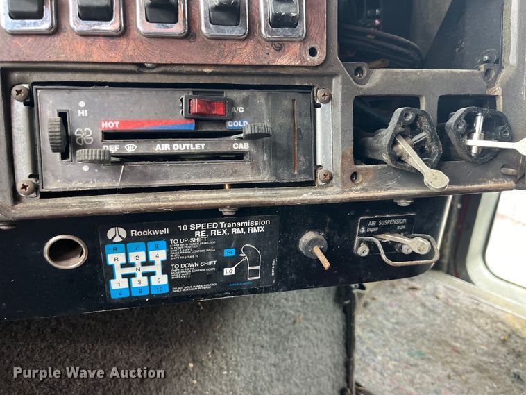 image for item LD9308 1998 International  9400 semi truck