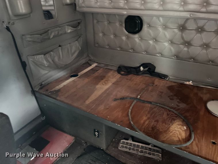 image for item LD9308 1998 International  9400 semi truck