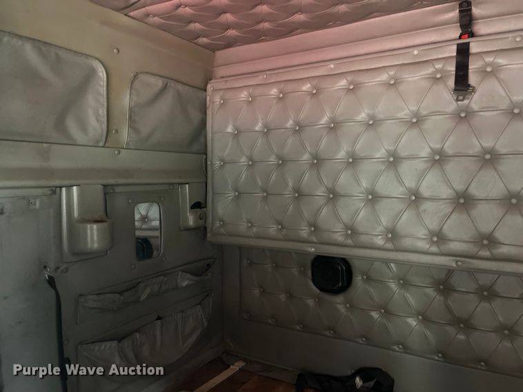 image for item LD9308 1998 International  9400 semi truck