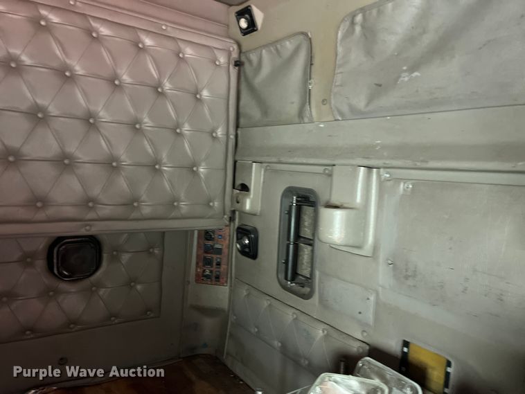 image for item LD9308 1998 International  9400 semi truck