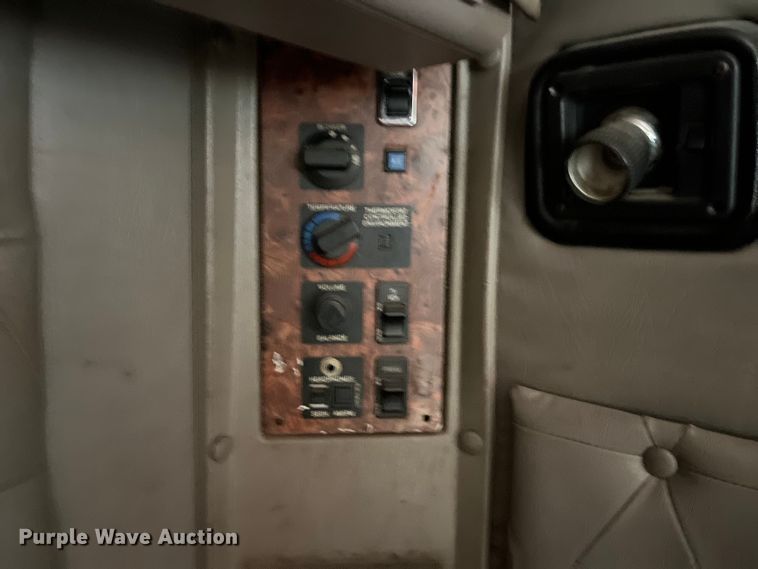 image for item LD9308 1998 International  9400 semi truck