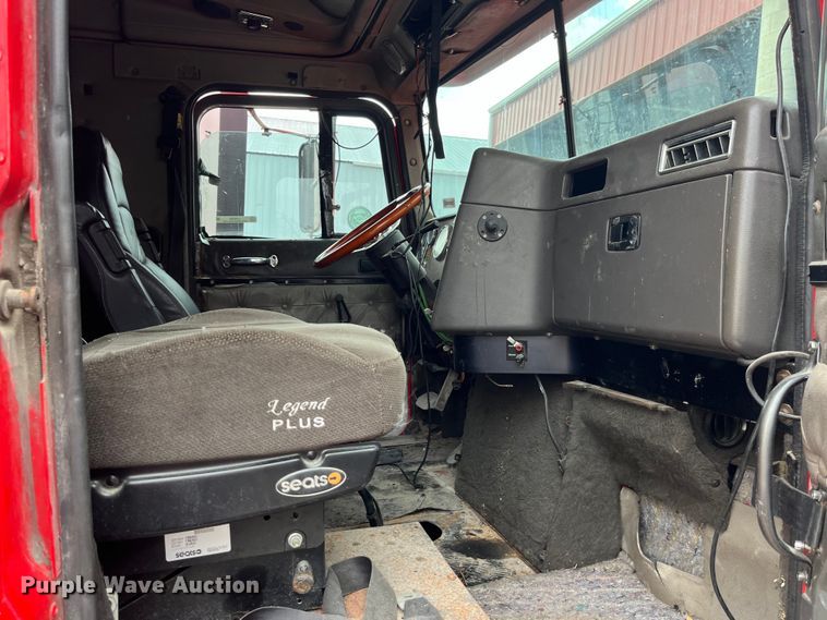 image for item LD9308 1998 International  9400 semi truck