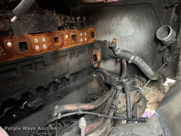 image for item LD9308 1998 International  9400 semi truck