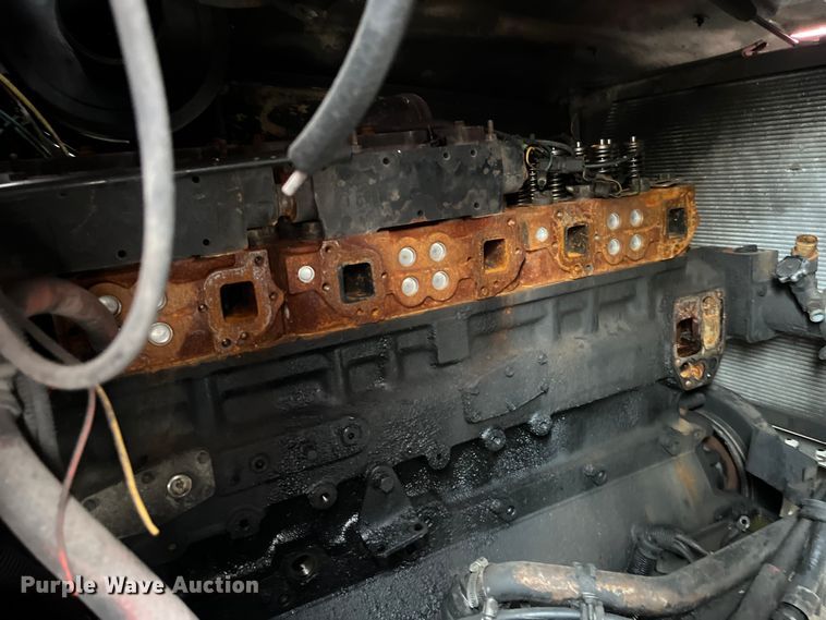 image for item LD9308 1998 International  9400 semi truck