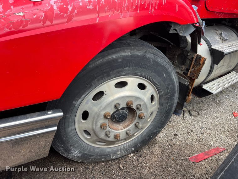 image for item LD9308 1998 International  9400 semi truck