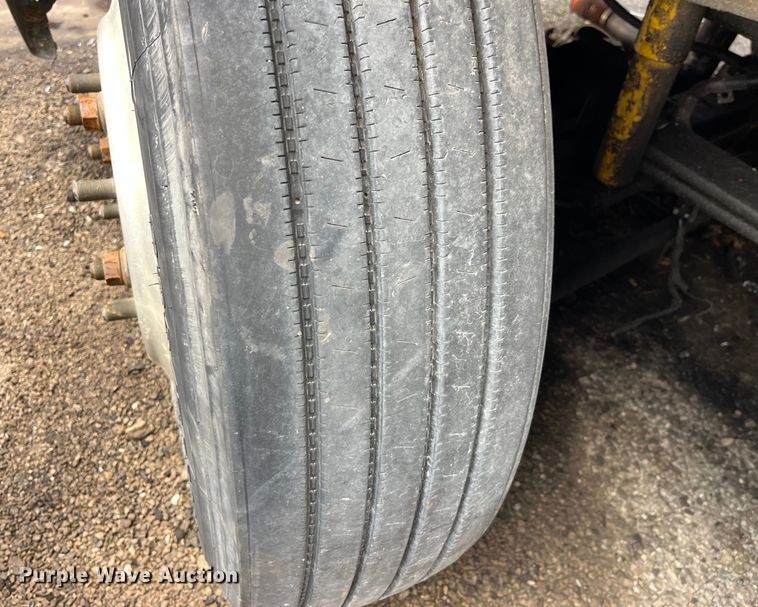 image for item LD9308 1998 International  9400 semi truck