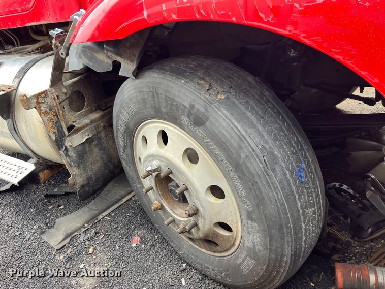 image for item LD9308 1998 International  9400 semi truck