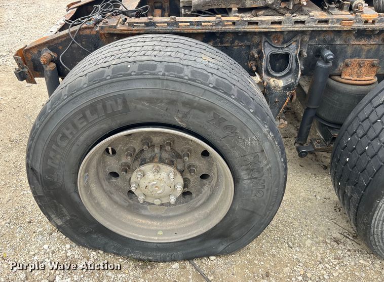 image for item LD9308 1998 International  9400 semi truck