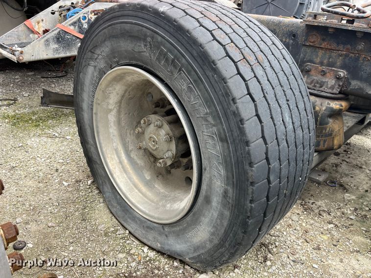 image for item LD9308 1998 International  9400 semi truck