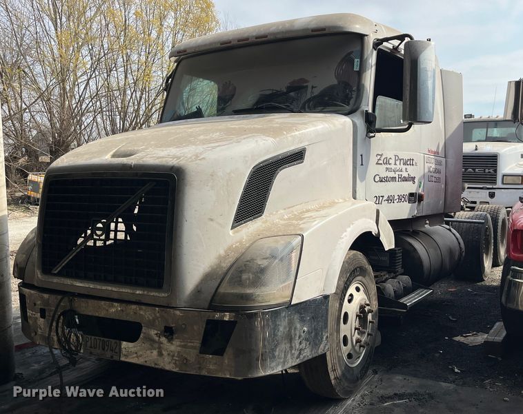 image for item LD9310 2007 Volvo VN Series semi truck