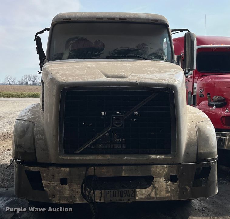 image for item LD9310 2007 Volvo VN Series semi truck