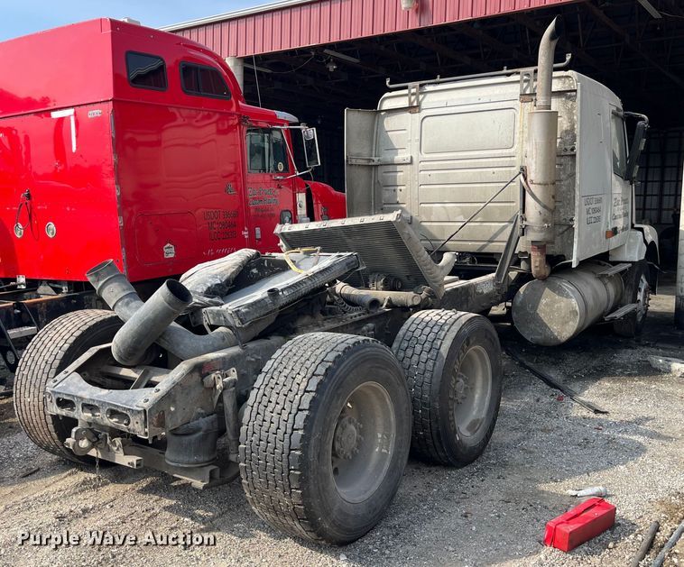 image for item LD9310 2007 Volvo VN Series semi truck