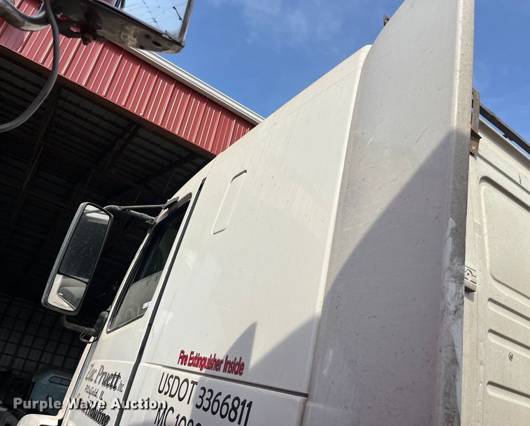 image for item LD9310 2007 Volvo VN Series semi truck