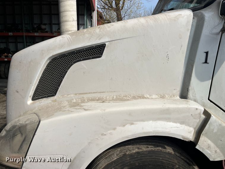 image for item LD9310 2007 Volvo VN Series semi truck