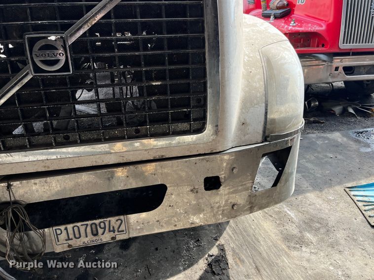 image for item LD9310 2007 Volvo VN Series semi truck