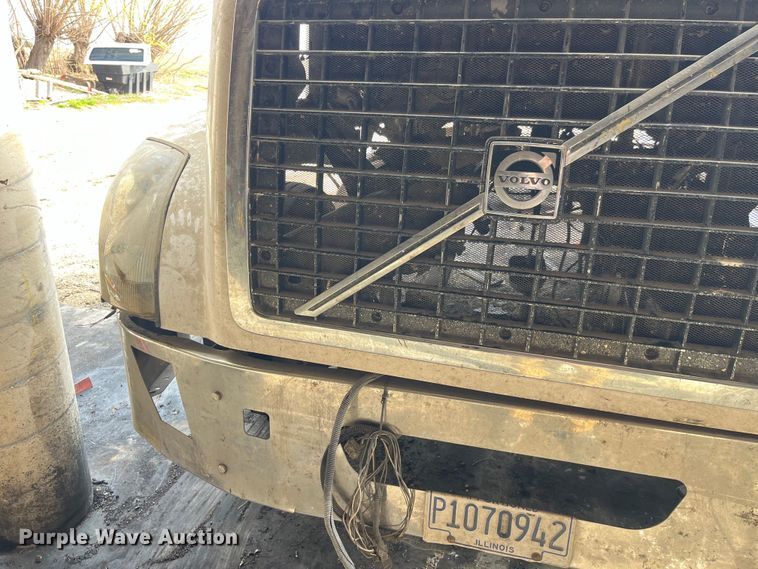 image for item LD9310 2007 Volvo VN Series semi truck