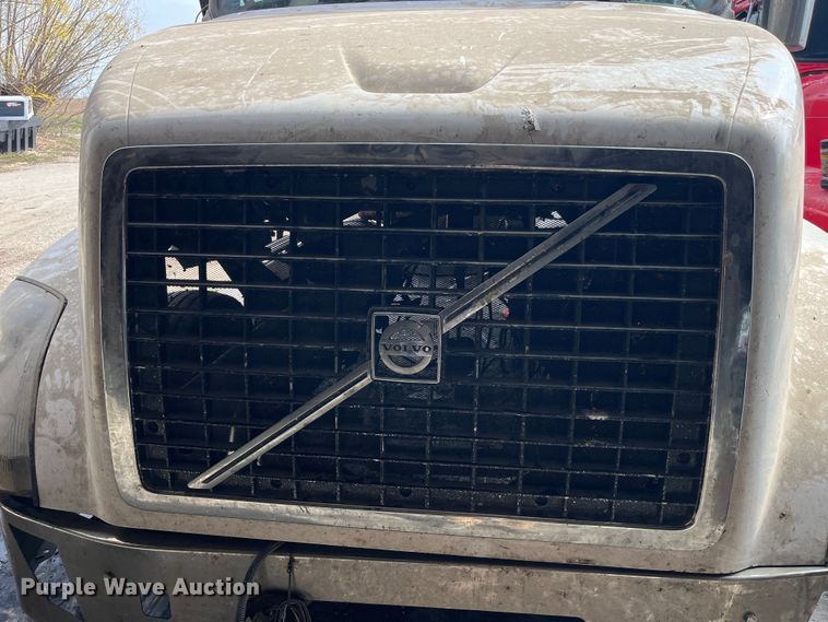 image for item LD9310 2007 Volvo VN Series semi truck