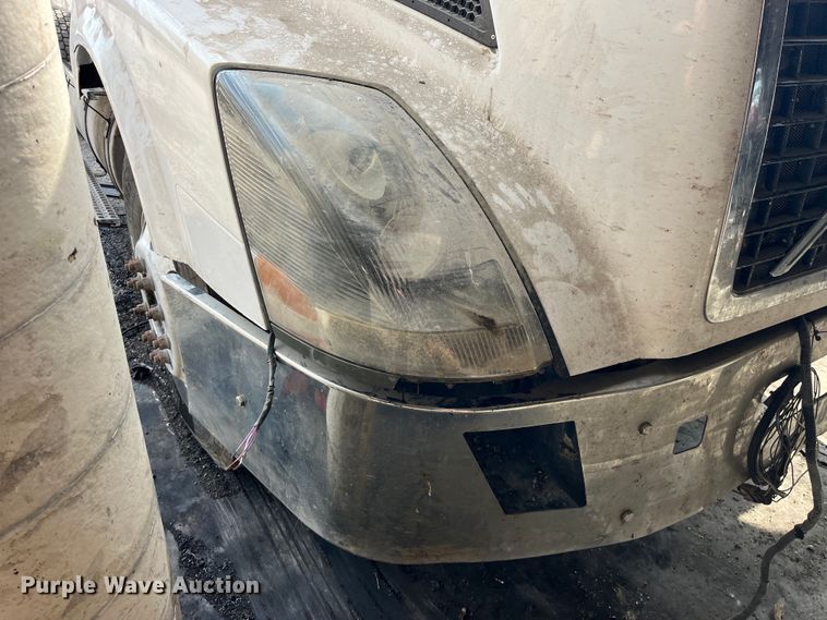 image for item LD9310 2007 Volvo VN Series semi truck