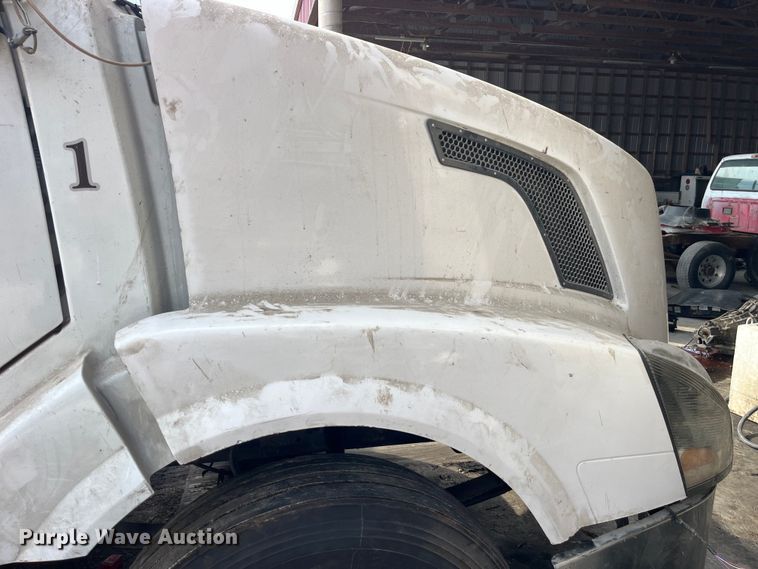 image for item LD9310 2007 Volvo VN Series semi truck