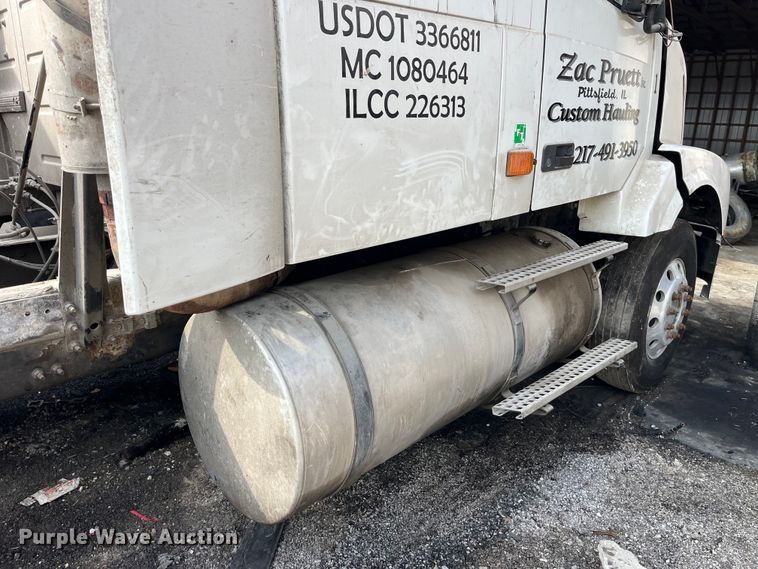 image for item LD9310 2007 Volvo VN Series semi truck