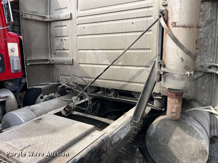 image for item LD9310 2007 Volvo VN Series semi truck