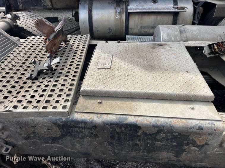 image for item LD9310 2007 Volvo VN Series semi truck