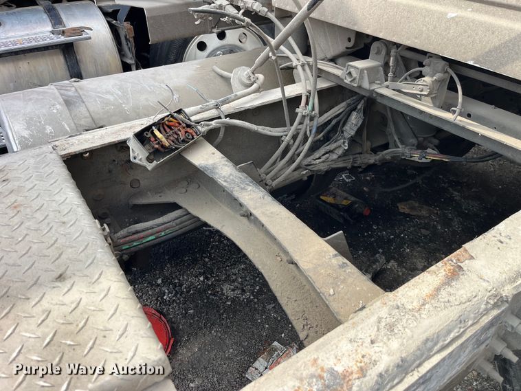 image for item LD9310 2007 Volvo VN Series semi truck