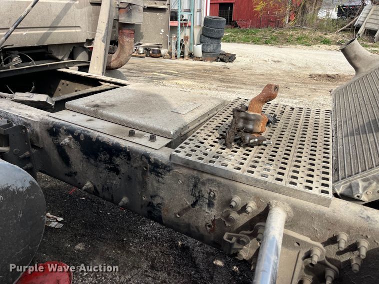 image for item LD9310 2007 Volvo VN Series semi truck