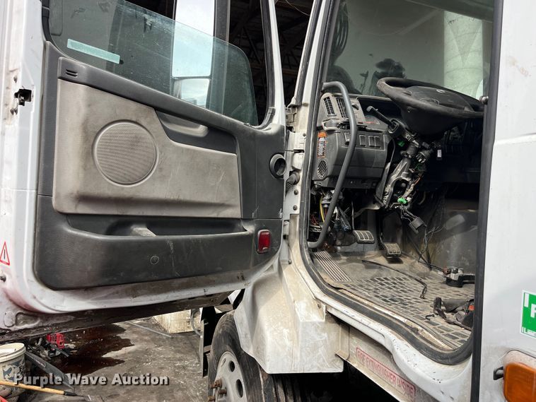 image for item LD9310 2007 Volvo VN Series semi truck