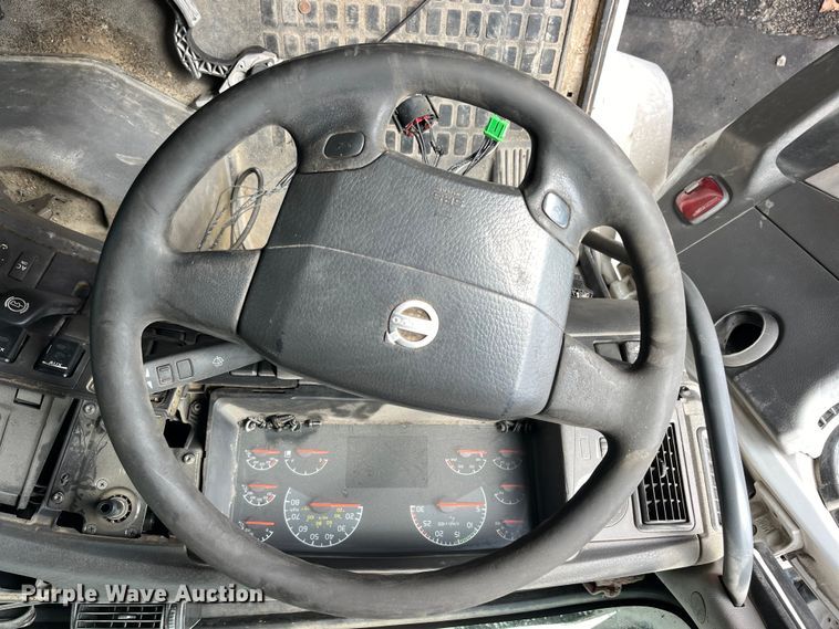 image for item LD9310 2007 Volvo VN Series semi truck