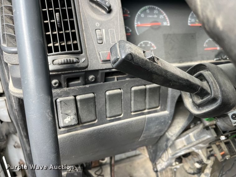 image for item LD9310 2007 Volvo VN Series semi truck