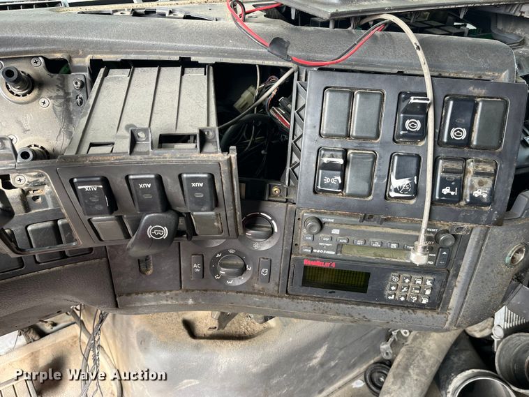 image for item LD9310 2007 Volvo VN Series semi truck