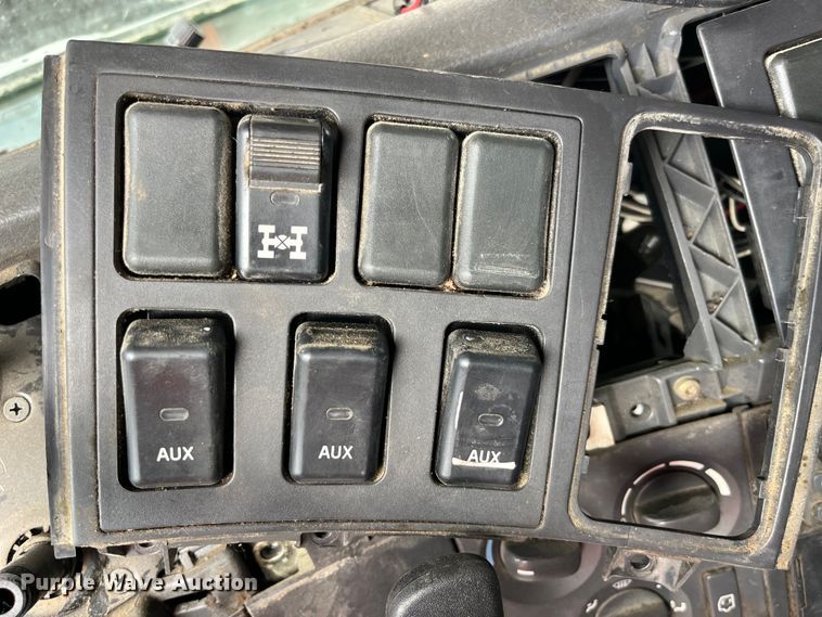 image for item LD9310 2007 Volvo VN Series semi truck