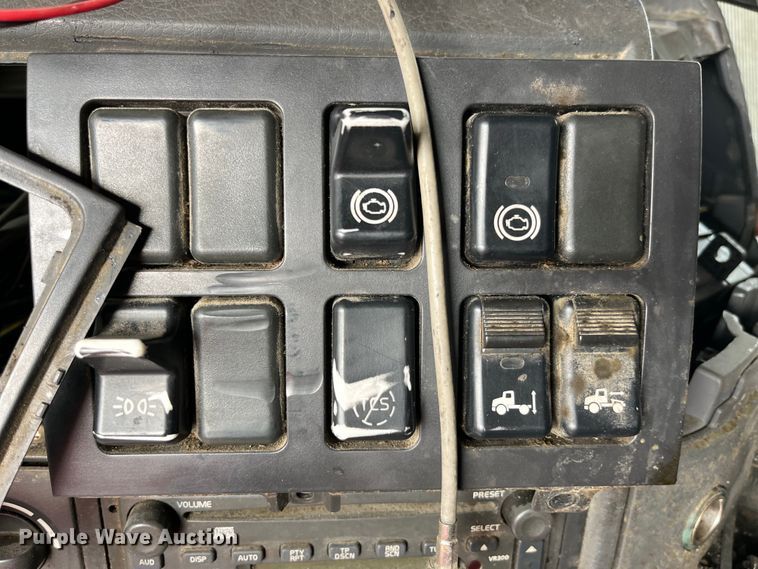 image for item LD9310 2007 Volvo VN Series semi truck