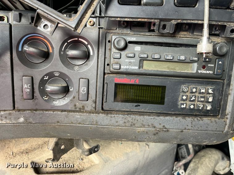 image for item LD9310 2007 Volvo VN Series semi truck