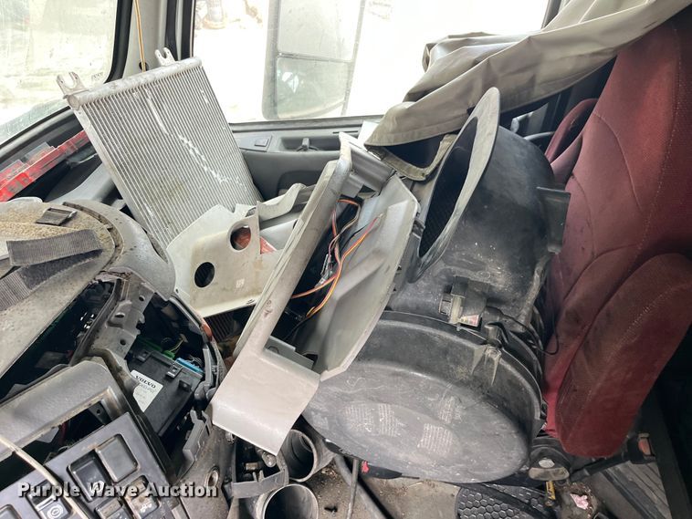 image for item LD9310 2007 Volvo VN Series semi truck