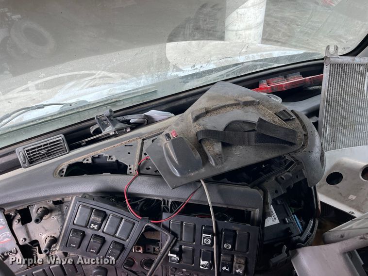 image for item LD9310 2007 Volvo VN Series semi truck